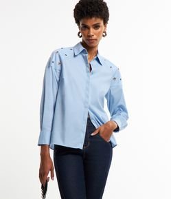 Camisa em Tricoline com Ilhós nos Ombros e Fechamento Frontal com Vista