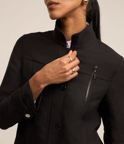 Jaqueta em Crepe com Gola Alta e Fechamento de Zíper e Botões