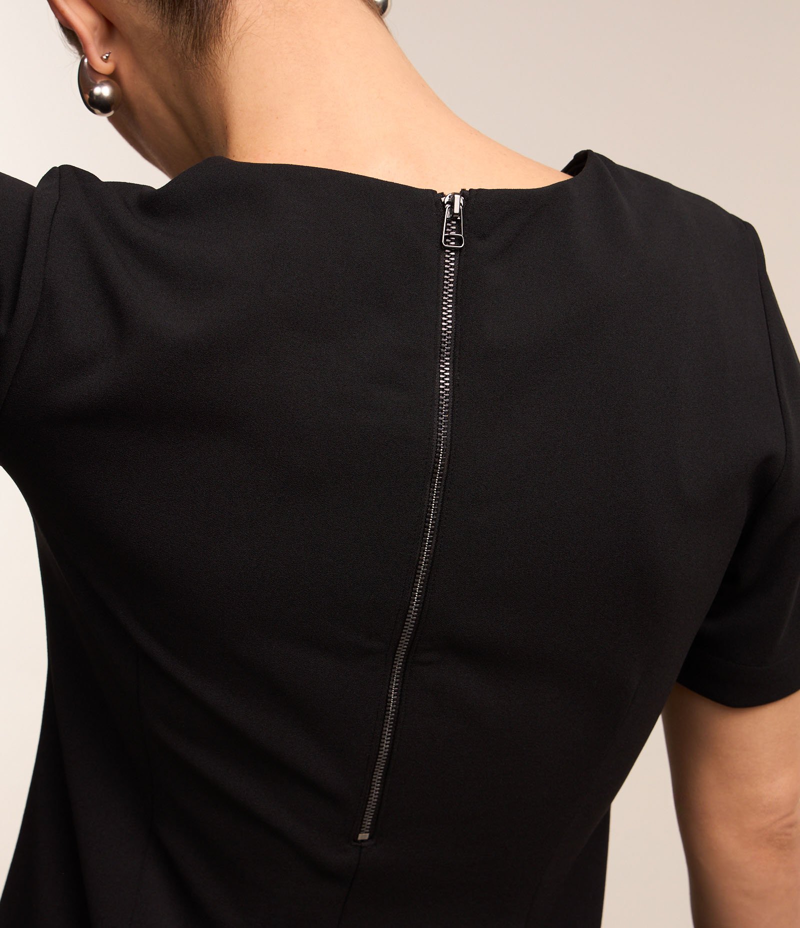 Vestido em Crepe com Zíper nas Costas e Decote V Preto 4