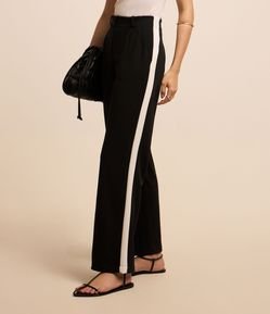 Calça Reta em Crepe com Listras Contrastante Lateral
