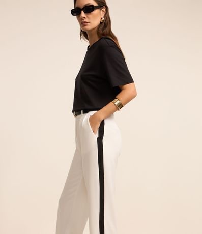 Calça Reta em Crepe com Listras Contrastante Lateral Calça Reta em Crepe com Listras Contrastante Lateral