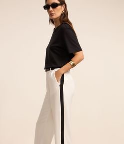 Calça Reta em Crepe com Listras Contrastante Lateral