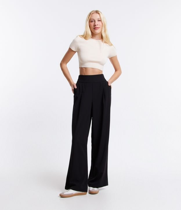 Calça Pantalona em Crepe com Pregas e Bolsos