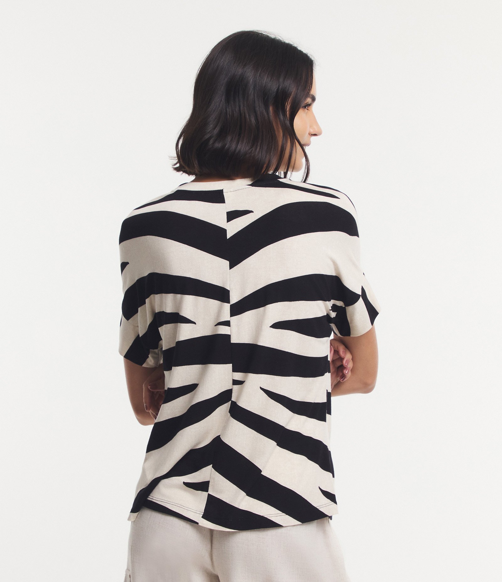 Blusa em Viscose com Recorte na Manga e Estampa Abstrata Off White/ Preto 3