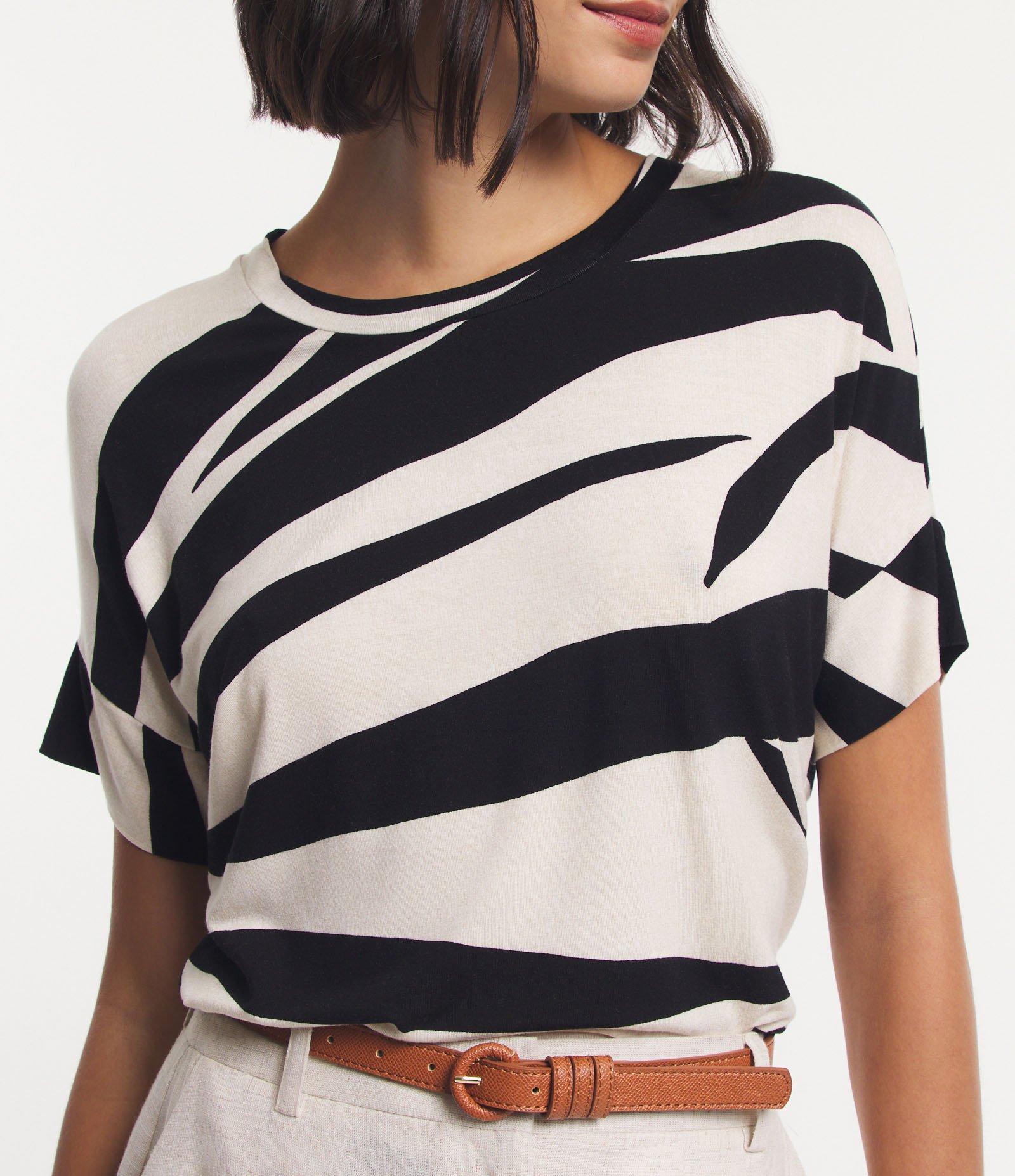 Blusa em Viscose com Recorte na Manga e Estampa Abstrata Off White/ Preto 4