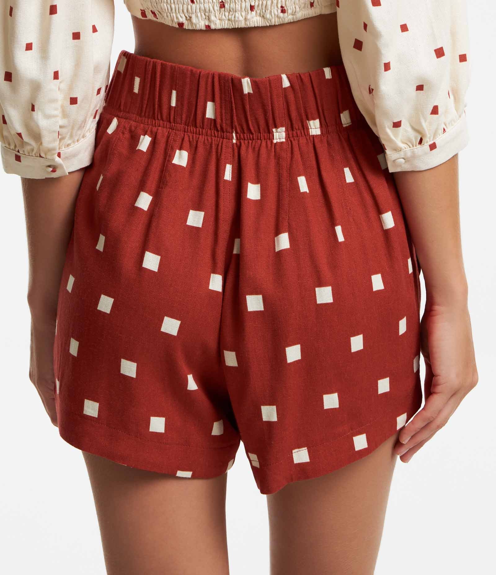 Short Curto em Viscose com Linho com Preguinhas e Estampa Geométrica Vermelho 3