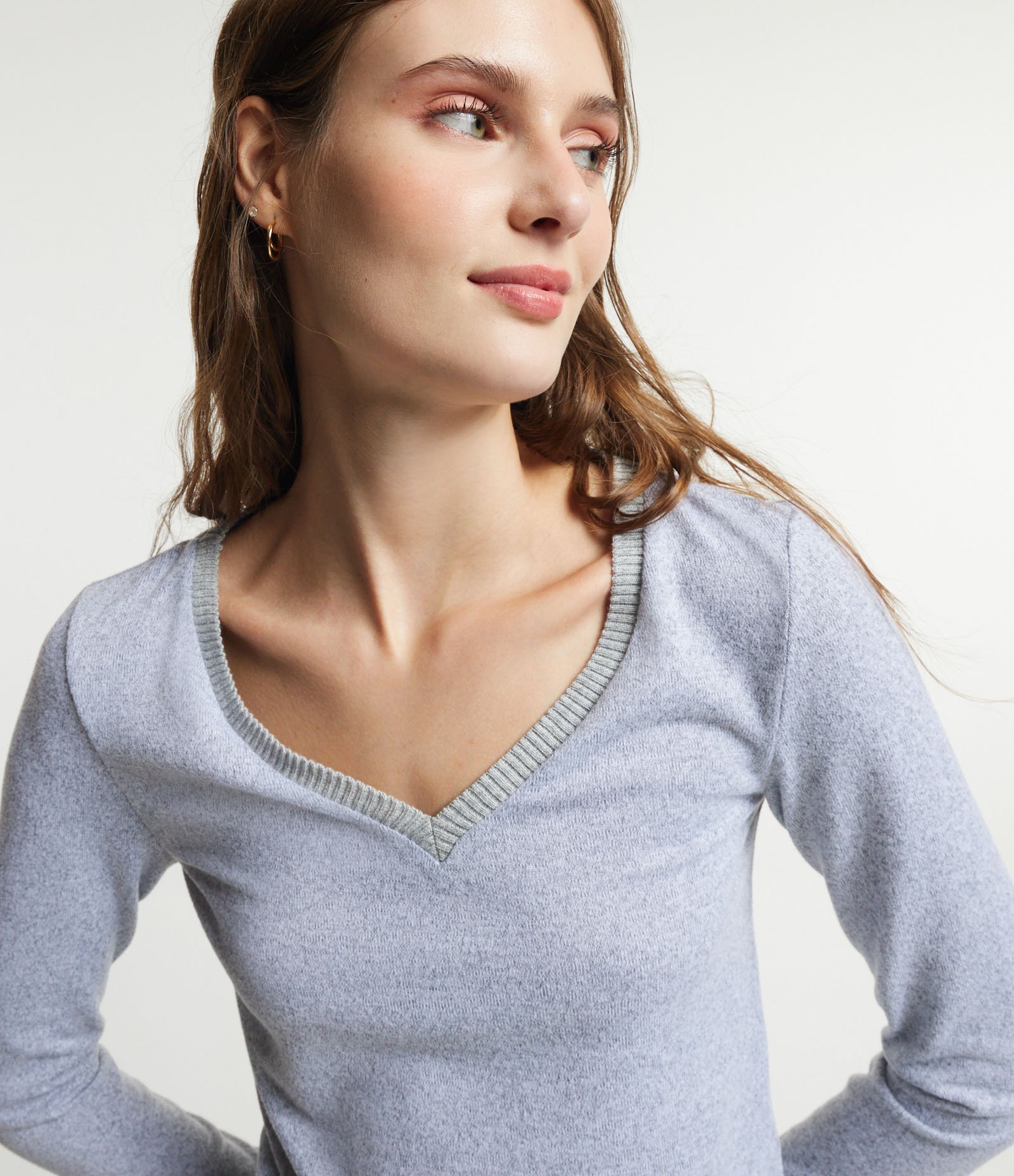 Blusa Básica em Meia Malha com Decote Coração Cinza 4