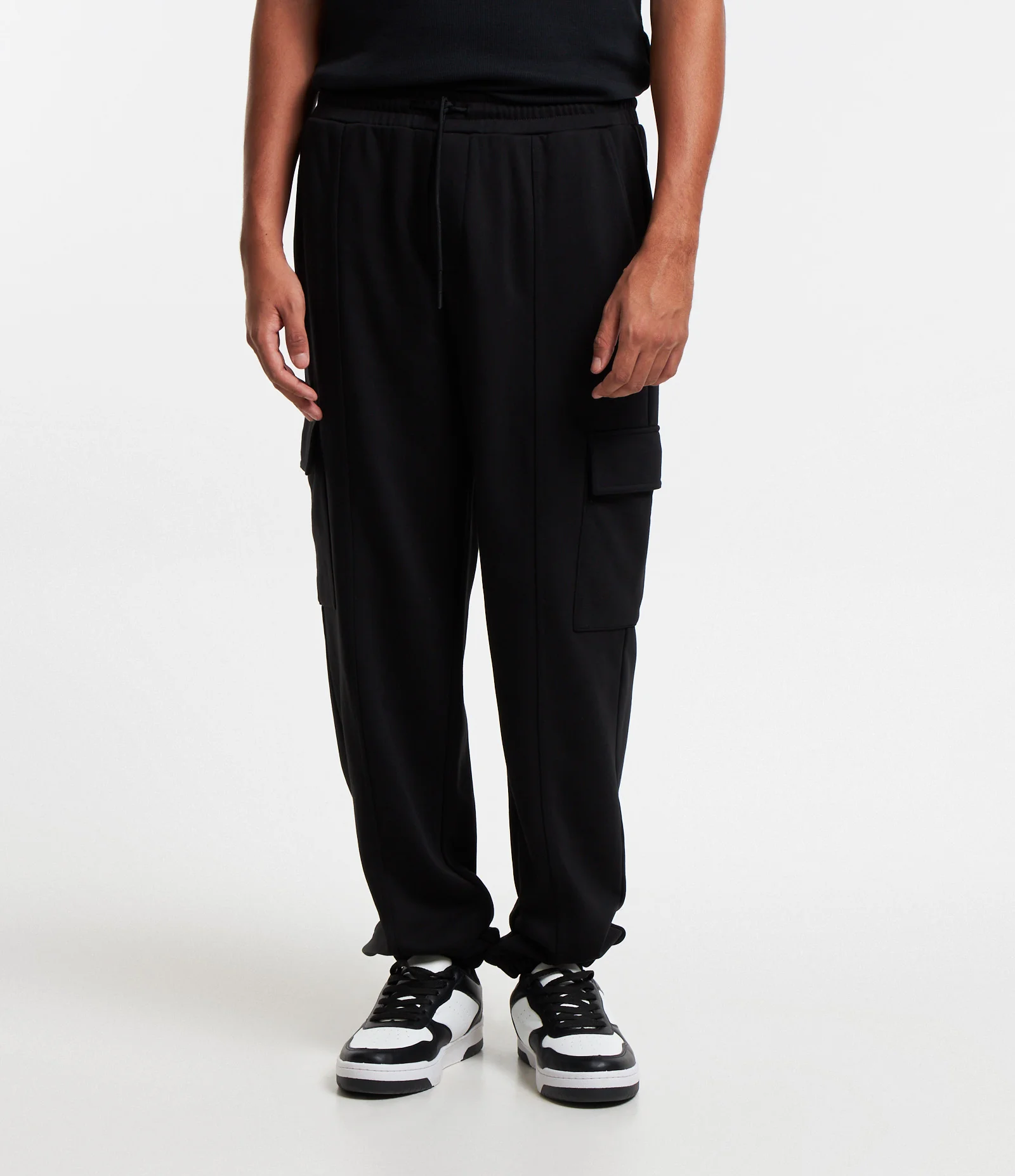 Calça Jogger em Moletom com Forro French Terry e Bolsos Laterais Preto 2