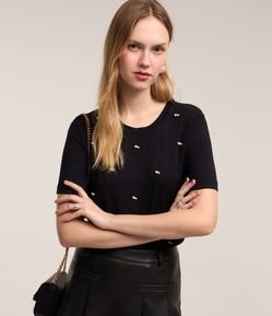 Blusa em Viscose com Aplicação de Perólas
