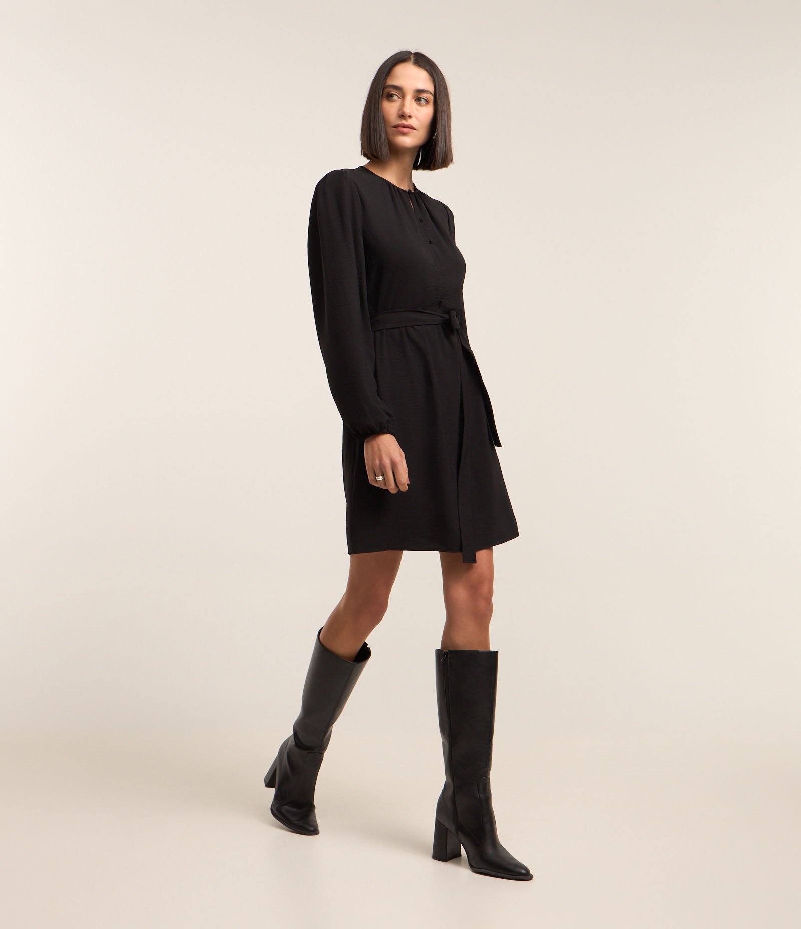 Vestido Curto com Textura Airflow e Manga Bufante Preto 2