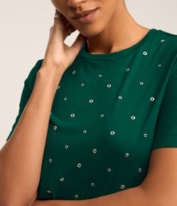 Blusa em Viscose com Aplicação de Ilhoses na Parte Frontal