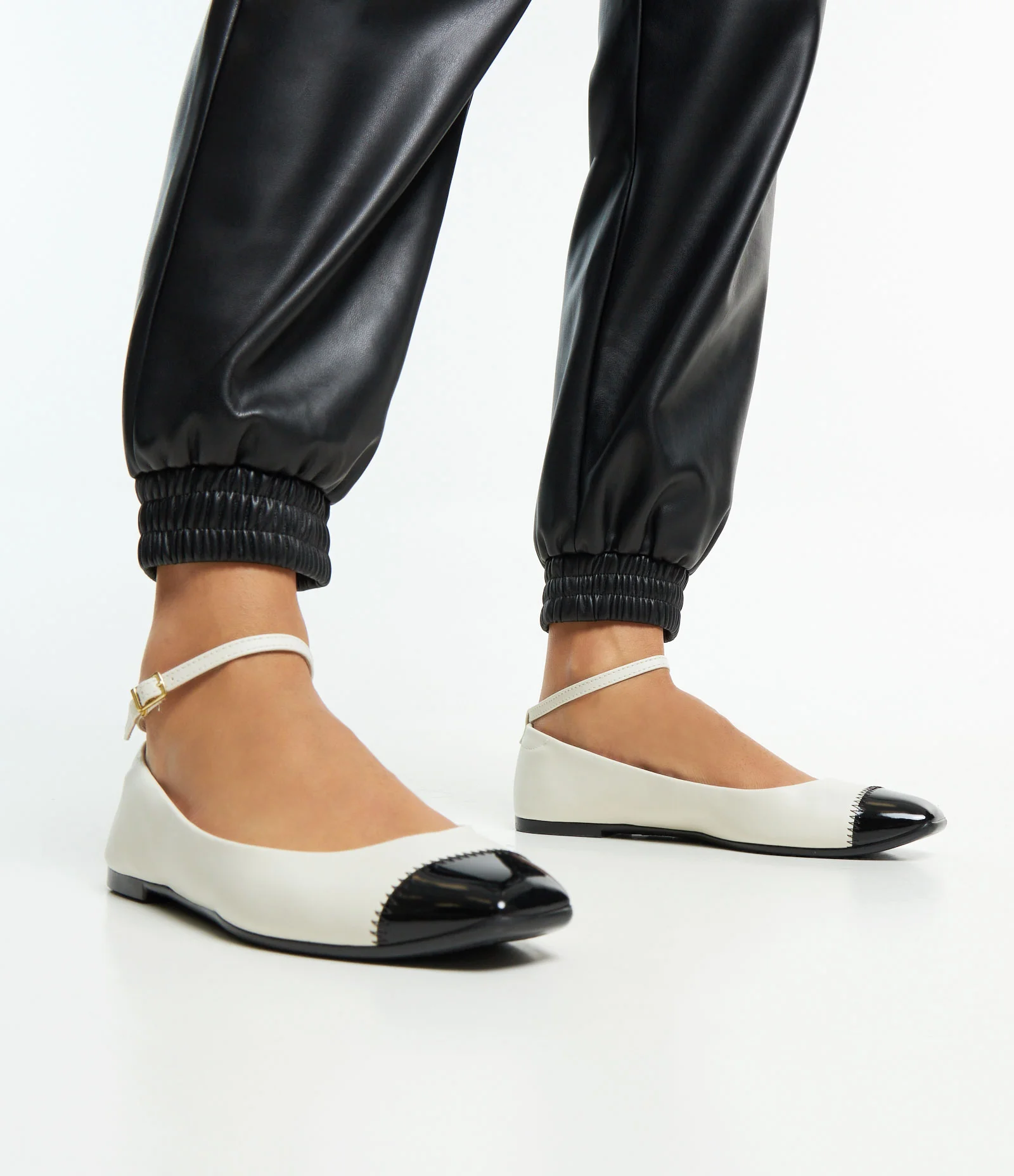 Sapatilha Comfort com Biqueira e Tornozeleira Moleca Off White 2