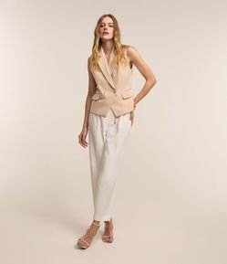 Calça Cenoura Alfaiatada com Cinto Corrente e Pregas