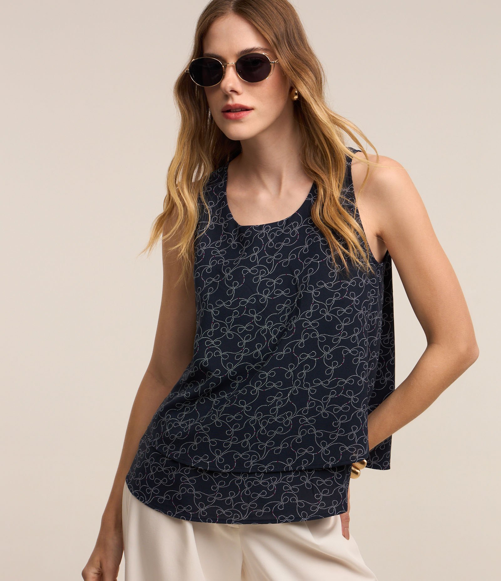 Blusa em Crepe com Zíper nas Costas e Estampa de Poá Entrelaçado Azul Marinho 1