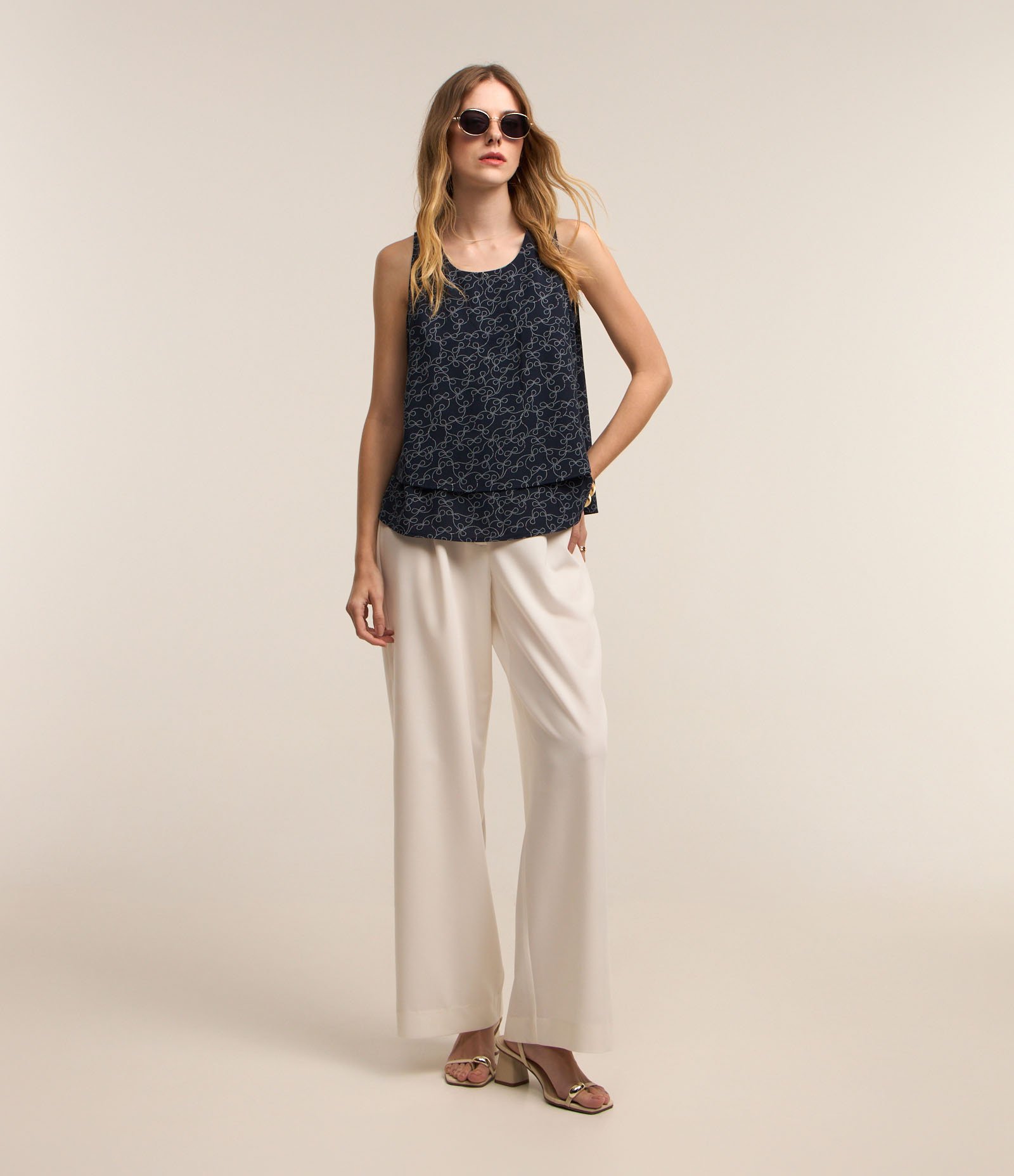 Blusa em Crepe com Zíper nas Costas e Estampa de Poá Entrelaçado Azul Marinho 2