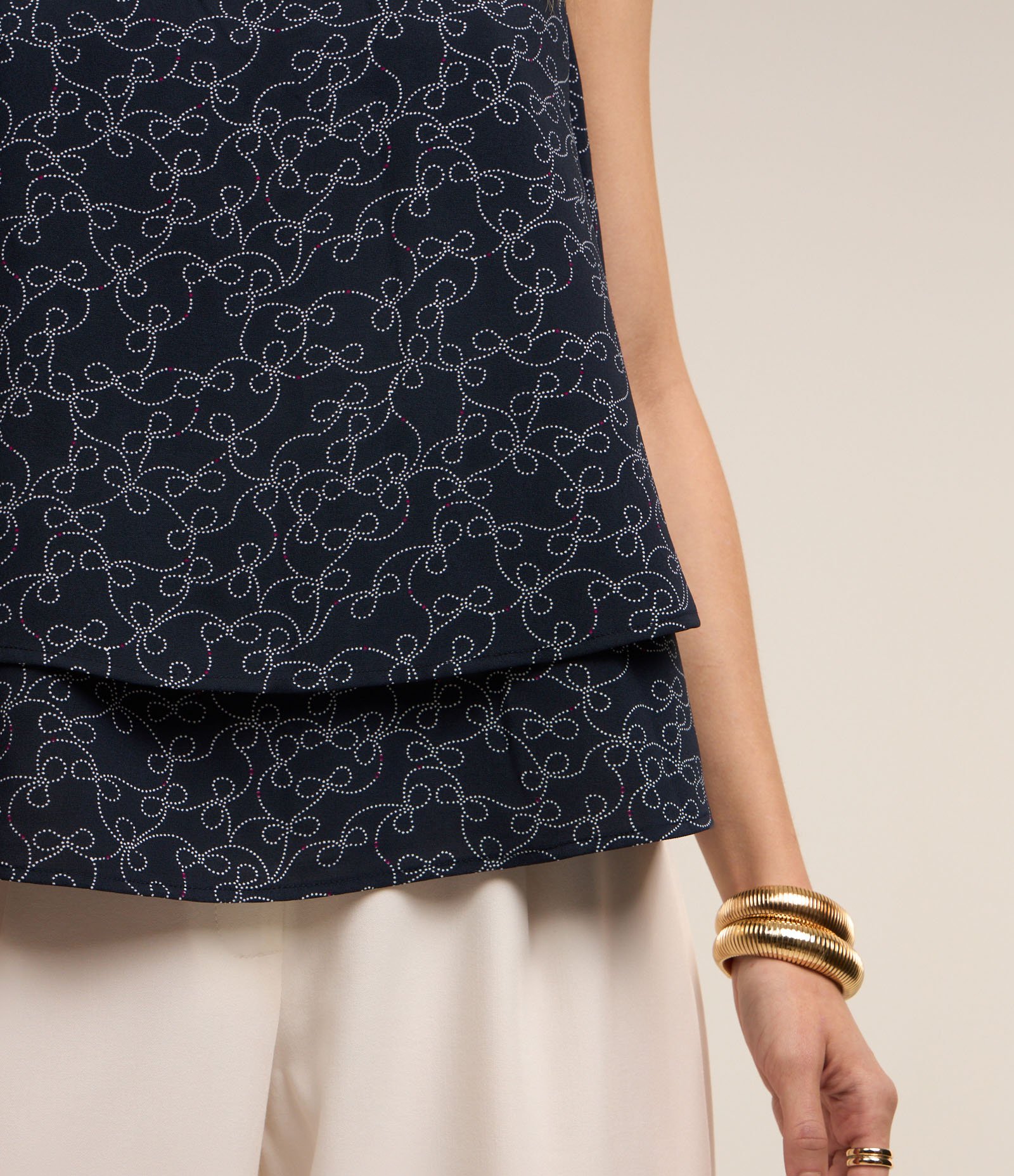 Blusa em Crepe com Zíper nas Costas e Estampa de Poá Entrelaçado Azul Marinho 4