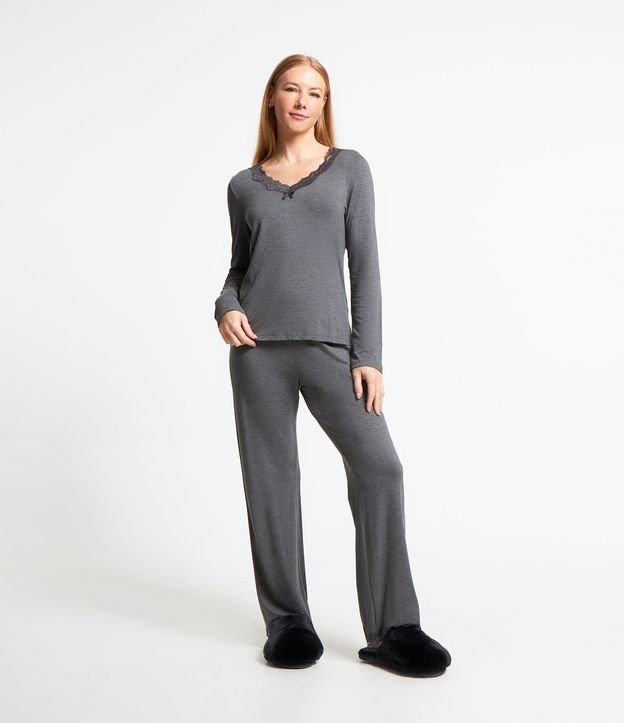 Pijama Longo em Viscolycra com Detalhes Rendados