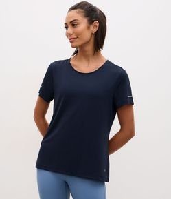Camiseta Esportiva Regular Texturizada com Detalhe Refletivo