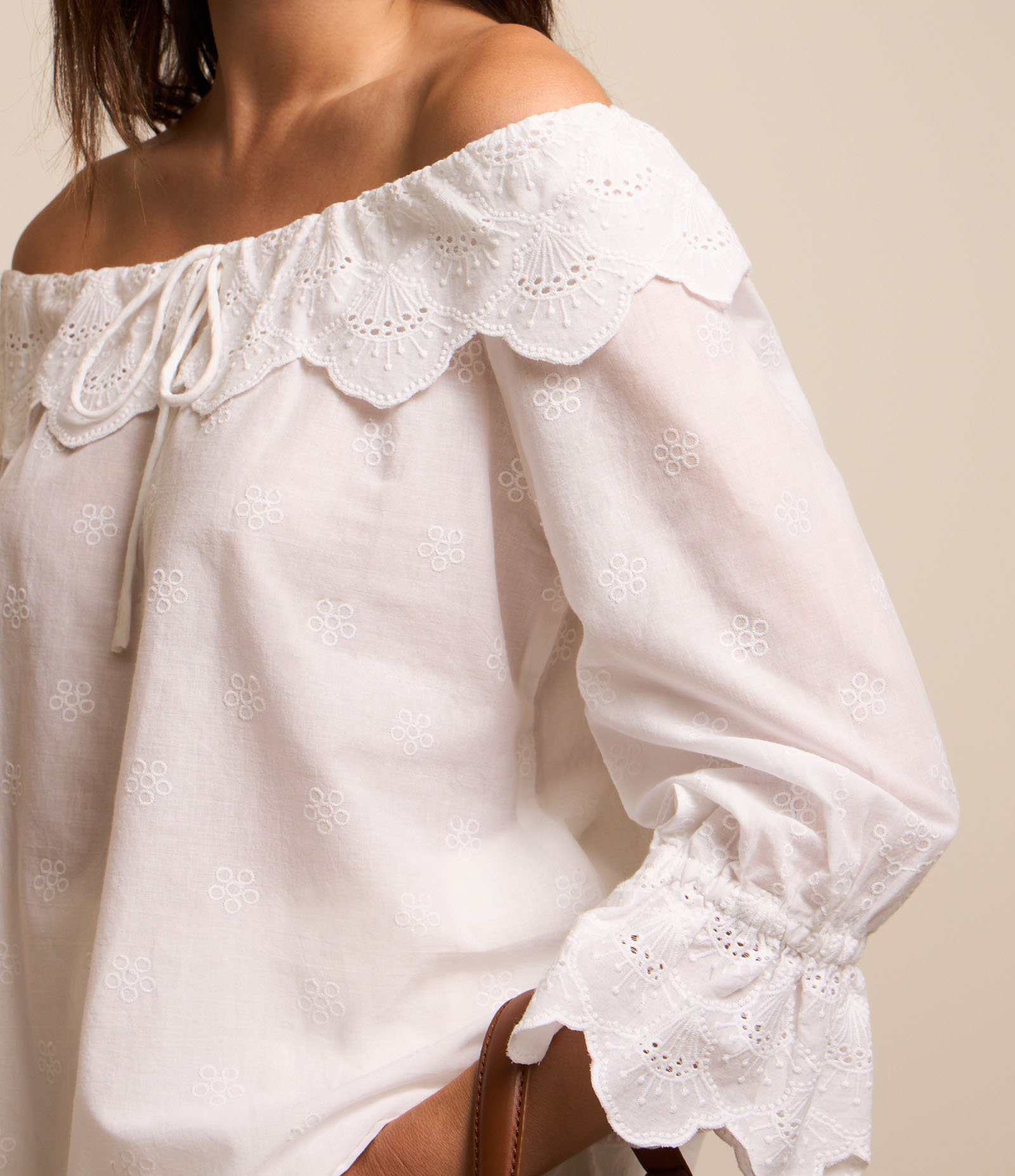 Blusa Ombro a Ombro em Laise com Babados Branco 3