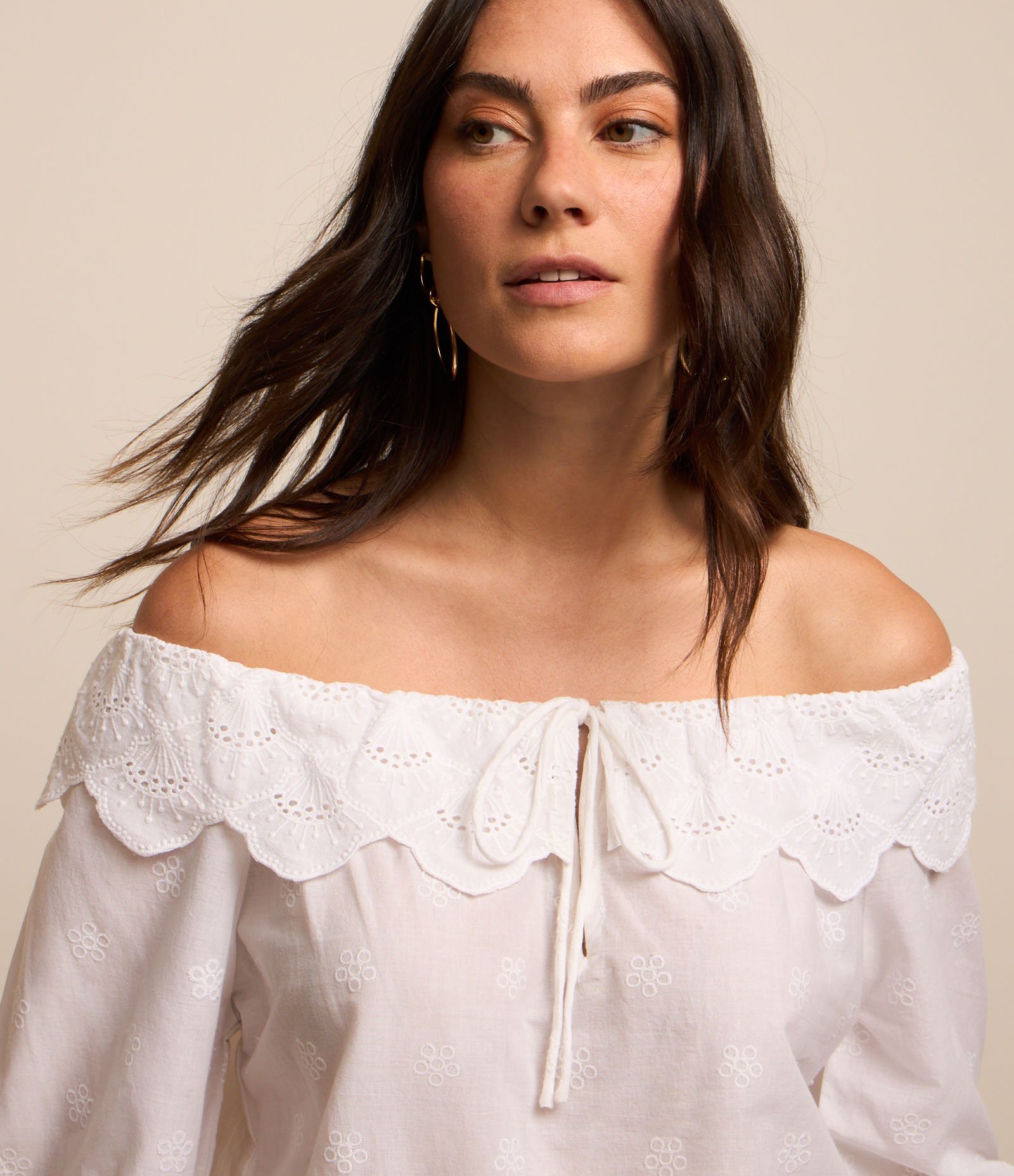 Blusa Ombro a Ombro em Laise com Babados Branco 4