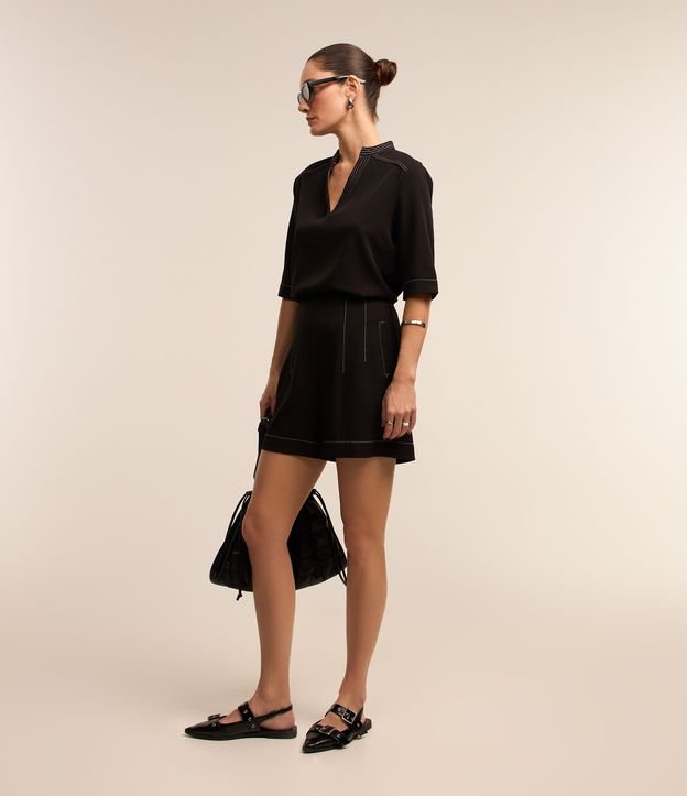 Blusa em Crepe com Detalhes de Pespontos Contrastantes