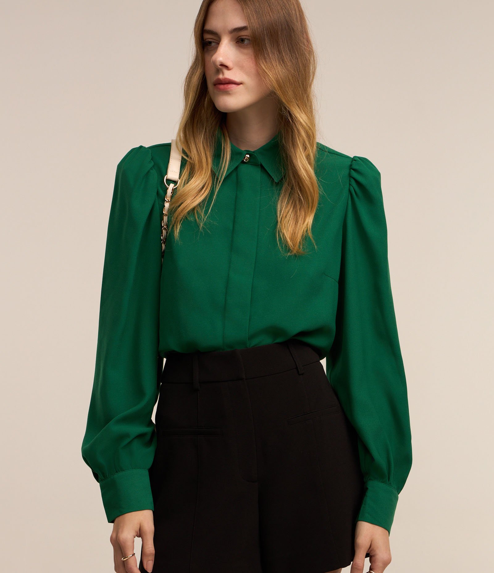 Camisa em Crepe com Botão Diferenciado e Manga Bufante 2