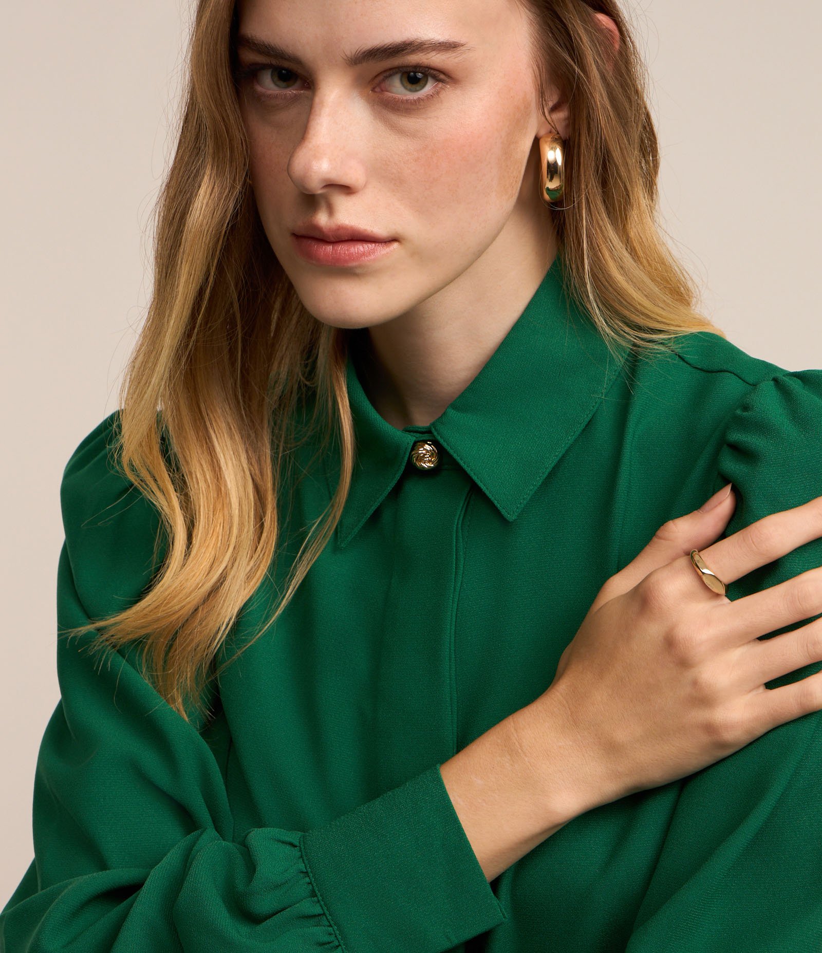 Camisa em Crepe com Botão Diferenciado e Manga Bufante 4