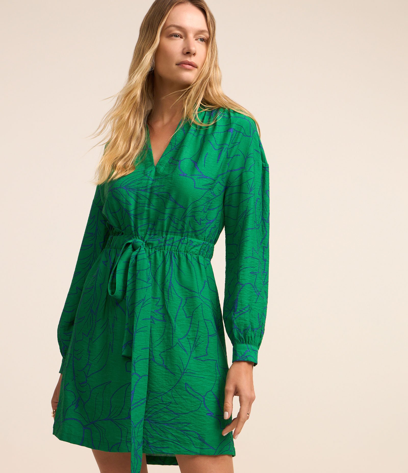 Vestido em Viscose com Amarração na Cintura e Estampa Folhagem Verde 2