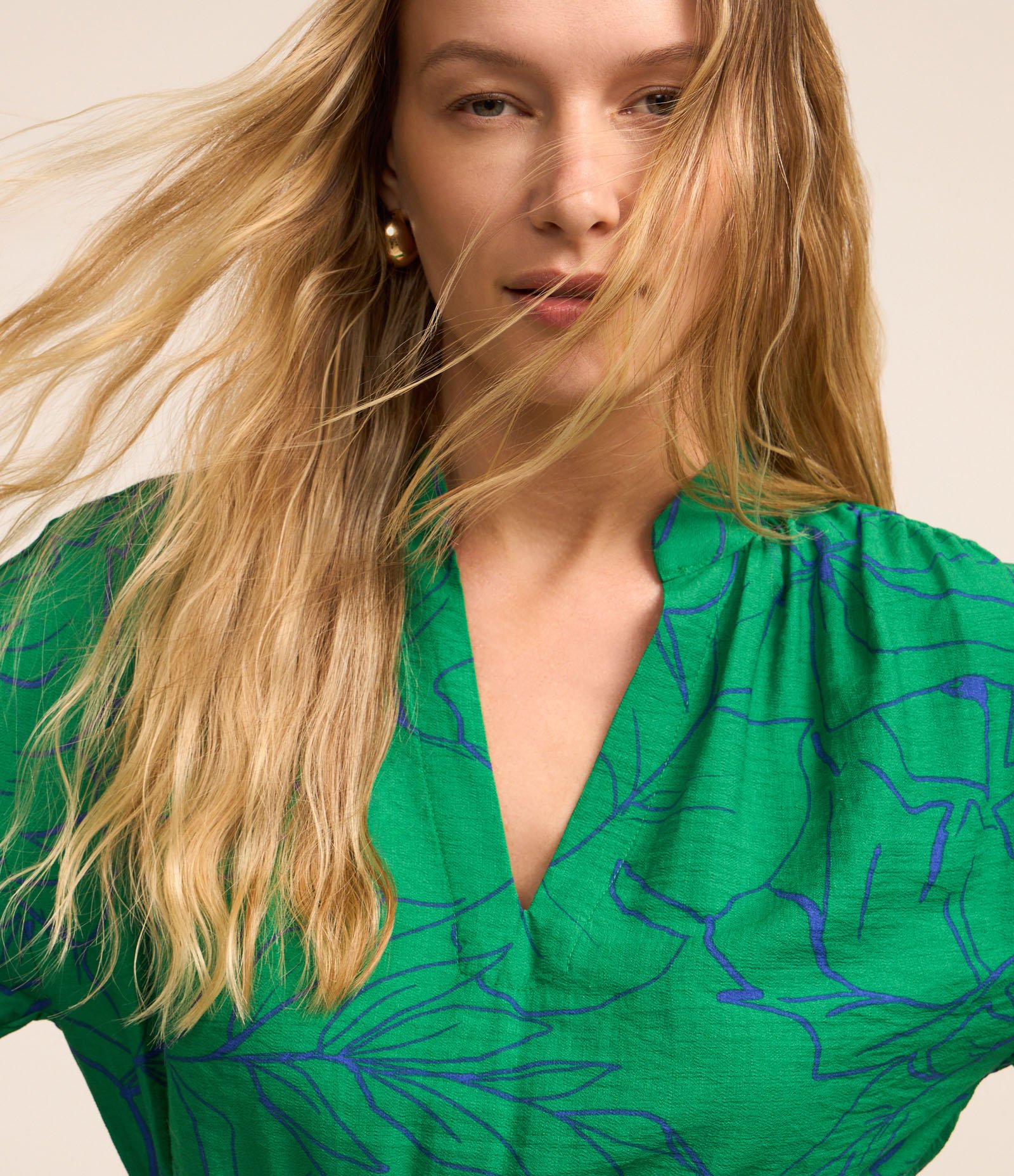 Vestido em Viscose com Amarração na Cintura e Estampa Folhagem Verde 3