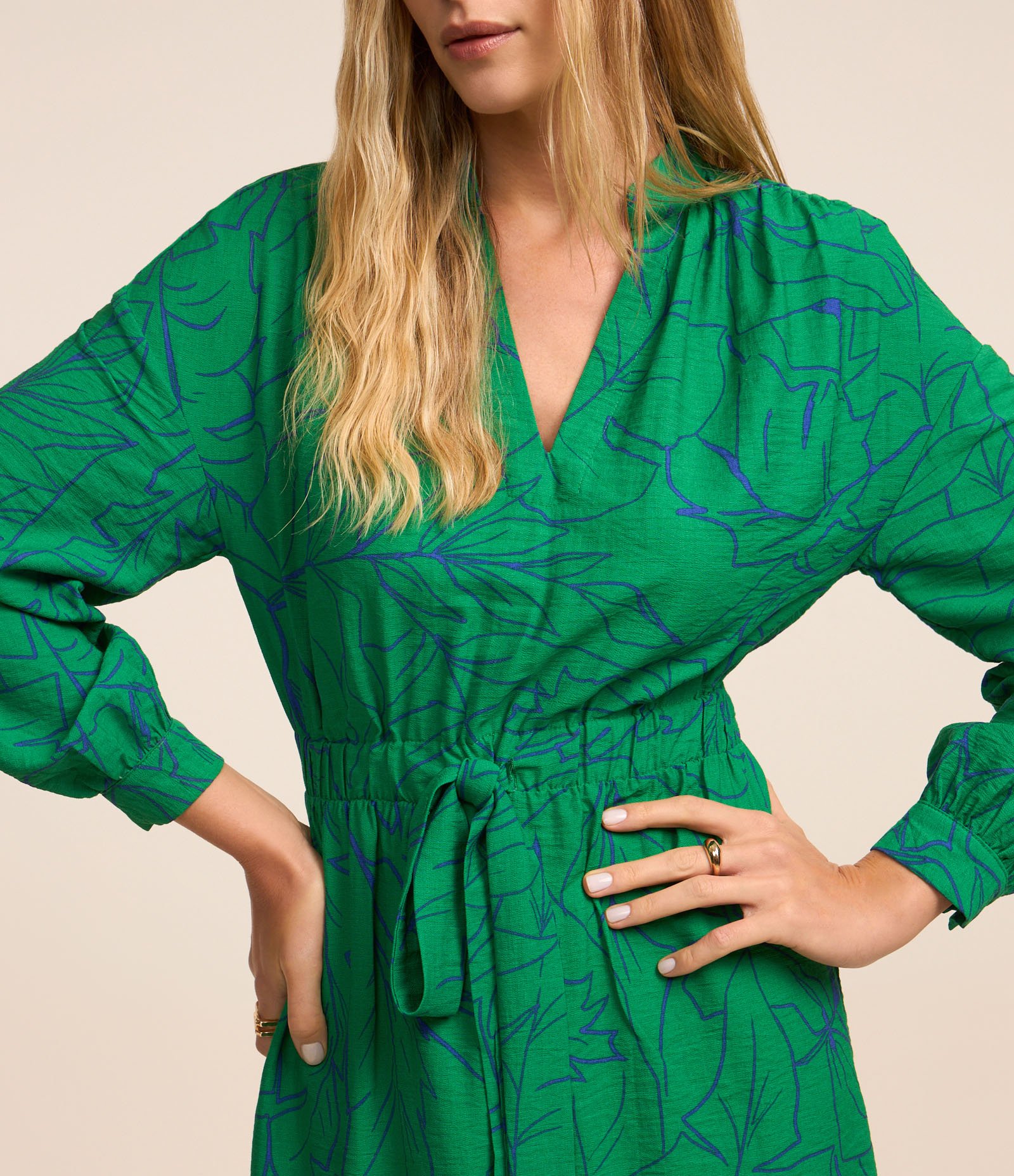 Vestido em Viscose com Amarração na Cintura e Estampa Folhagem Verde 4