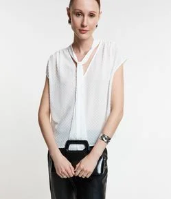 Blusa em Crepe com Laço de Chiffon na Gola e Texturas