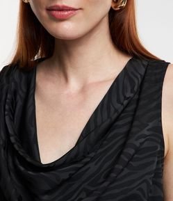 Blusa em Jacquard com Decote Degagê e Estampa Abstrata