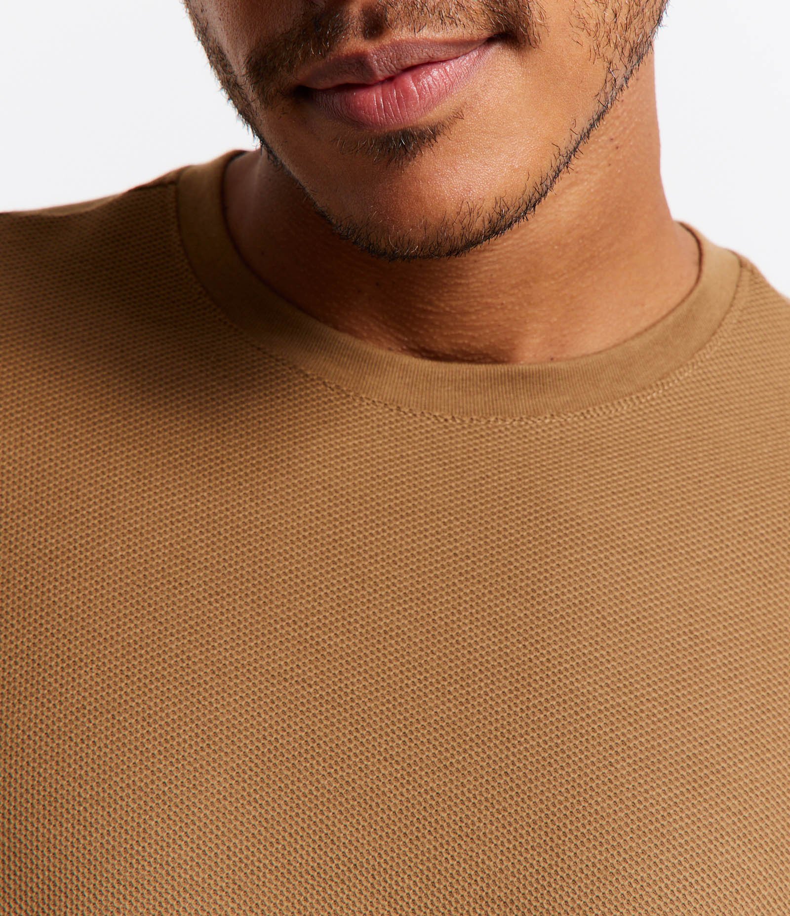 Camiseta Manga Curta em Algodão Peruano com Textura Colméia Marrom Claro 3