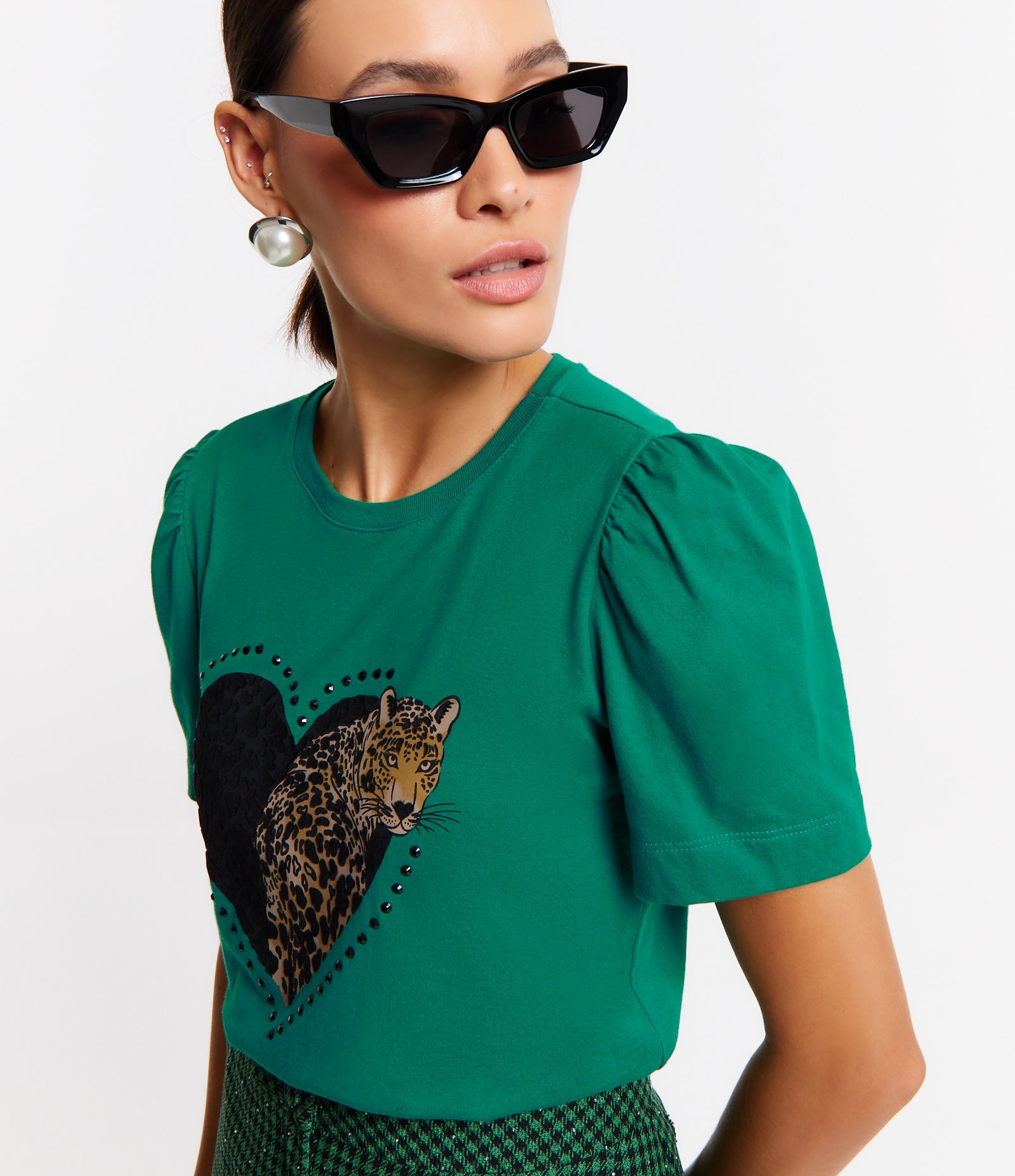 Camiseta em Meia Malha com Manga Bufante e Estampa Onça em Coração Verde 3