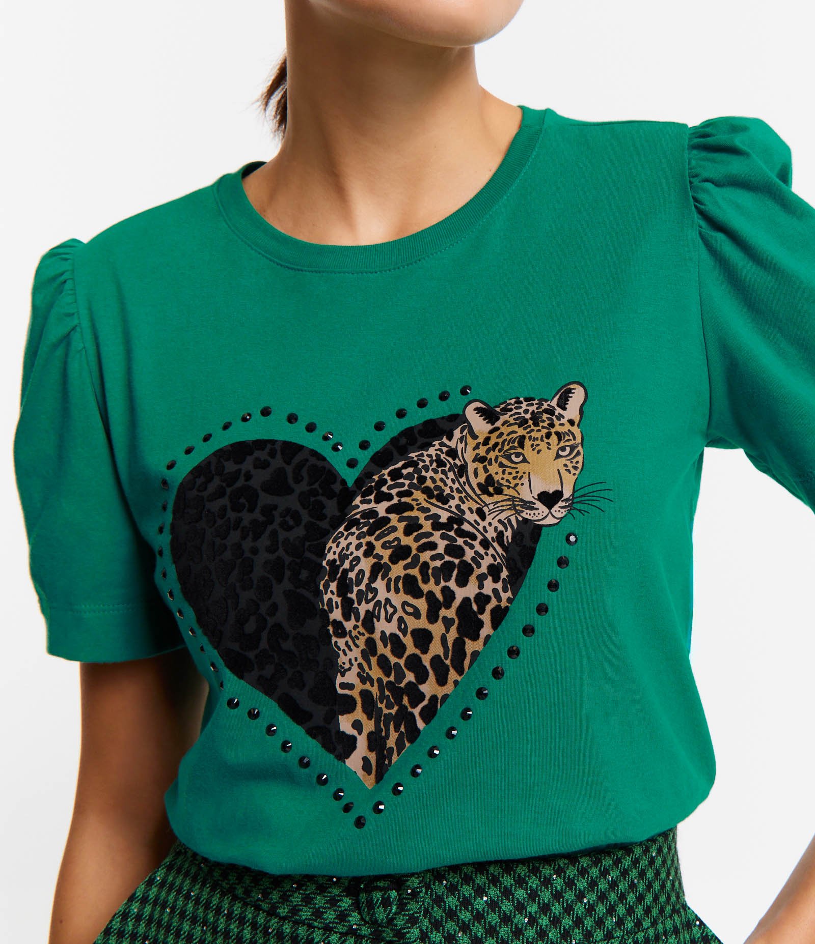 Camiseta em Meia Malha com Manga Bufante e Estampa Onça em Coração Verde 4