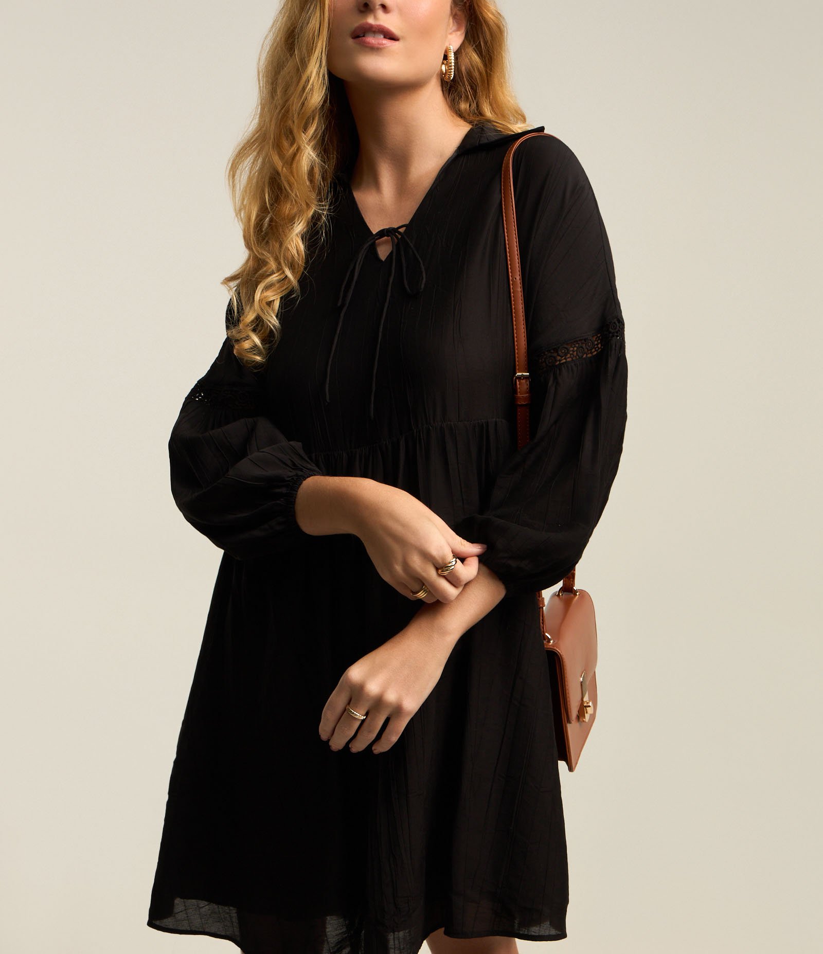 Vestido em Viscose com Amarração na Gola e Manga com Detalhe Bufante Preto 1