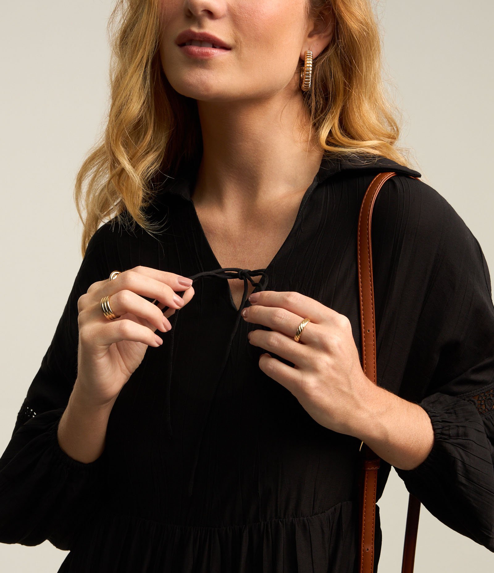 Vestido em Viscose com Amarração na Gola e Manga com Detalhe Bufante Preto 4