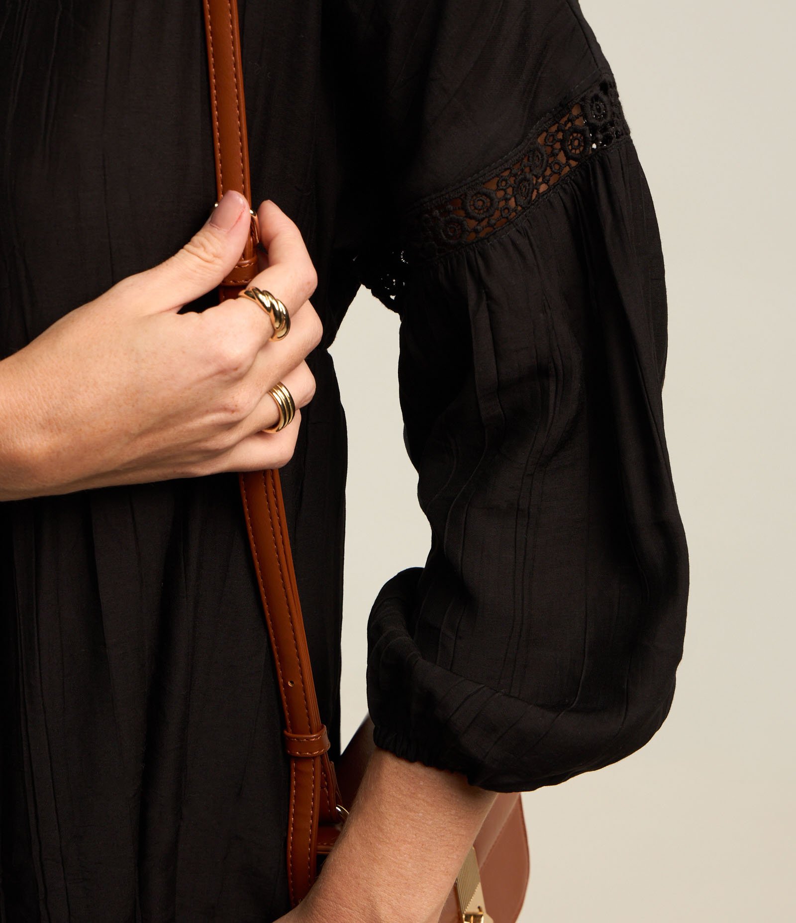 Vestido em Viscose com Amarração na Gola e Manga com Detalhe Bufante Preto 5