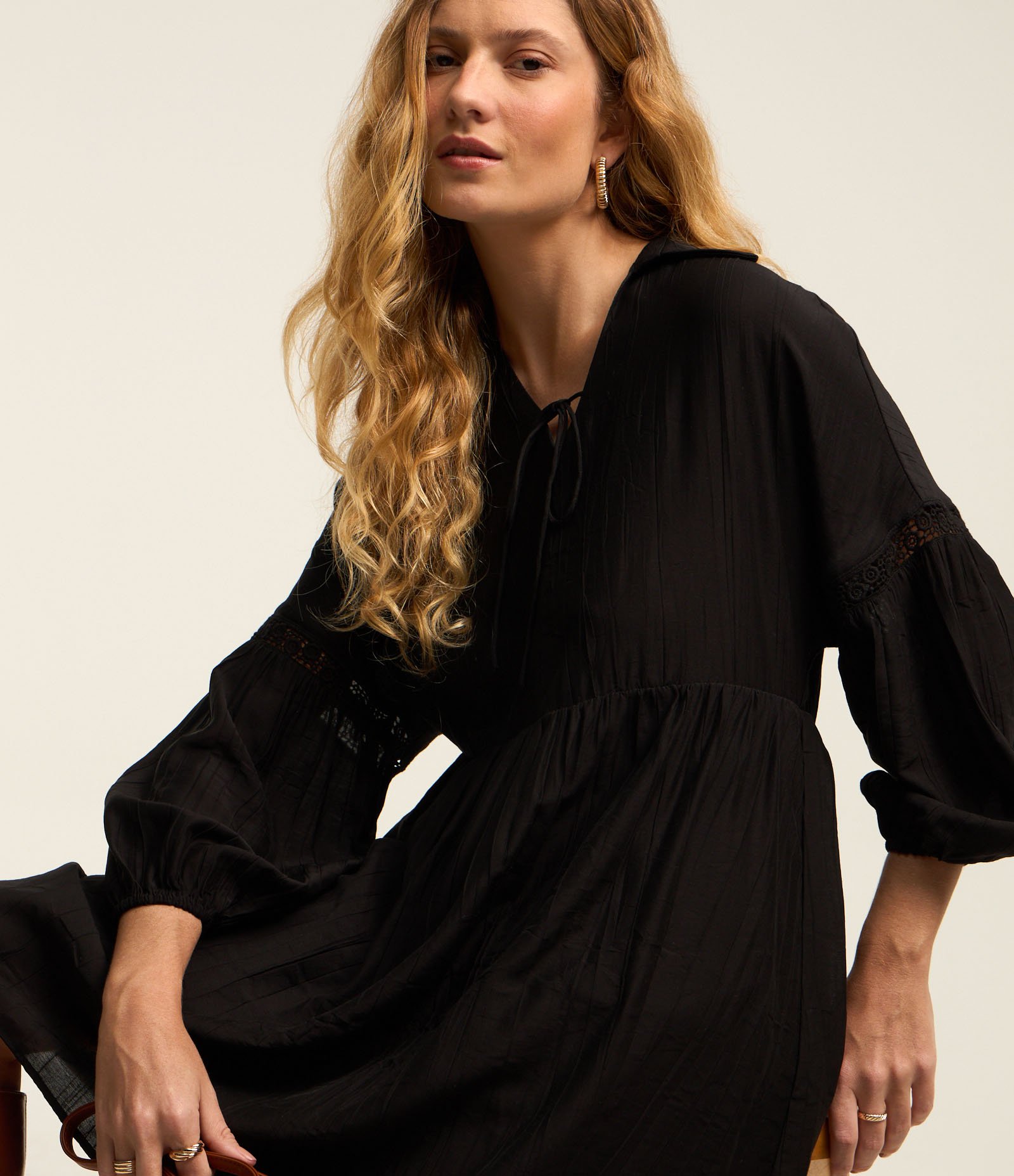 Vestido em Viscose com Amarração na Gola e Manga com Detalhe Bufante Preto 6