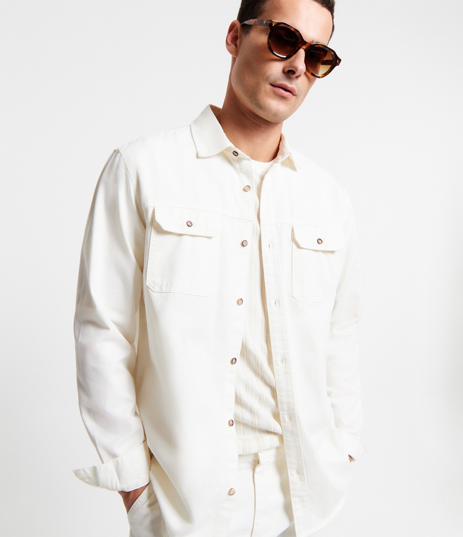 Camisa Comfort em Algodão com Bolsos Lapela e Abotoamento 3