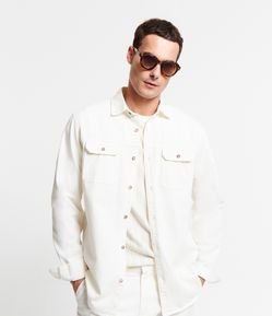 Camisa Comfort em Algodão com Bolsos Lapela e Abotoamento
