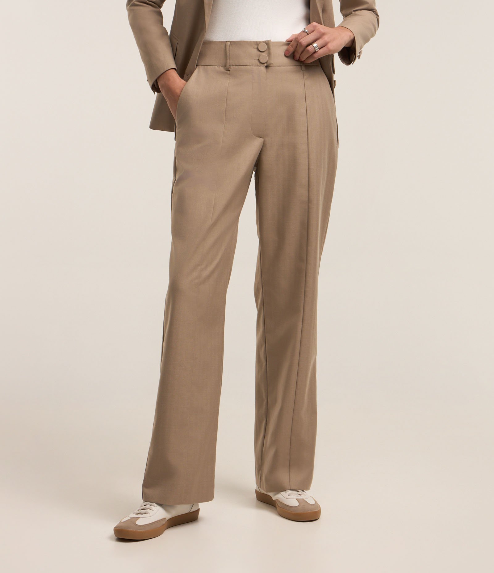 Calça Reta Alfaiatada com Fechamento Frontal no Cós Bege 1