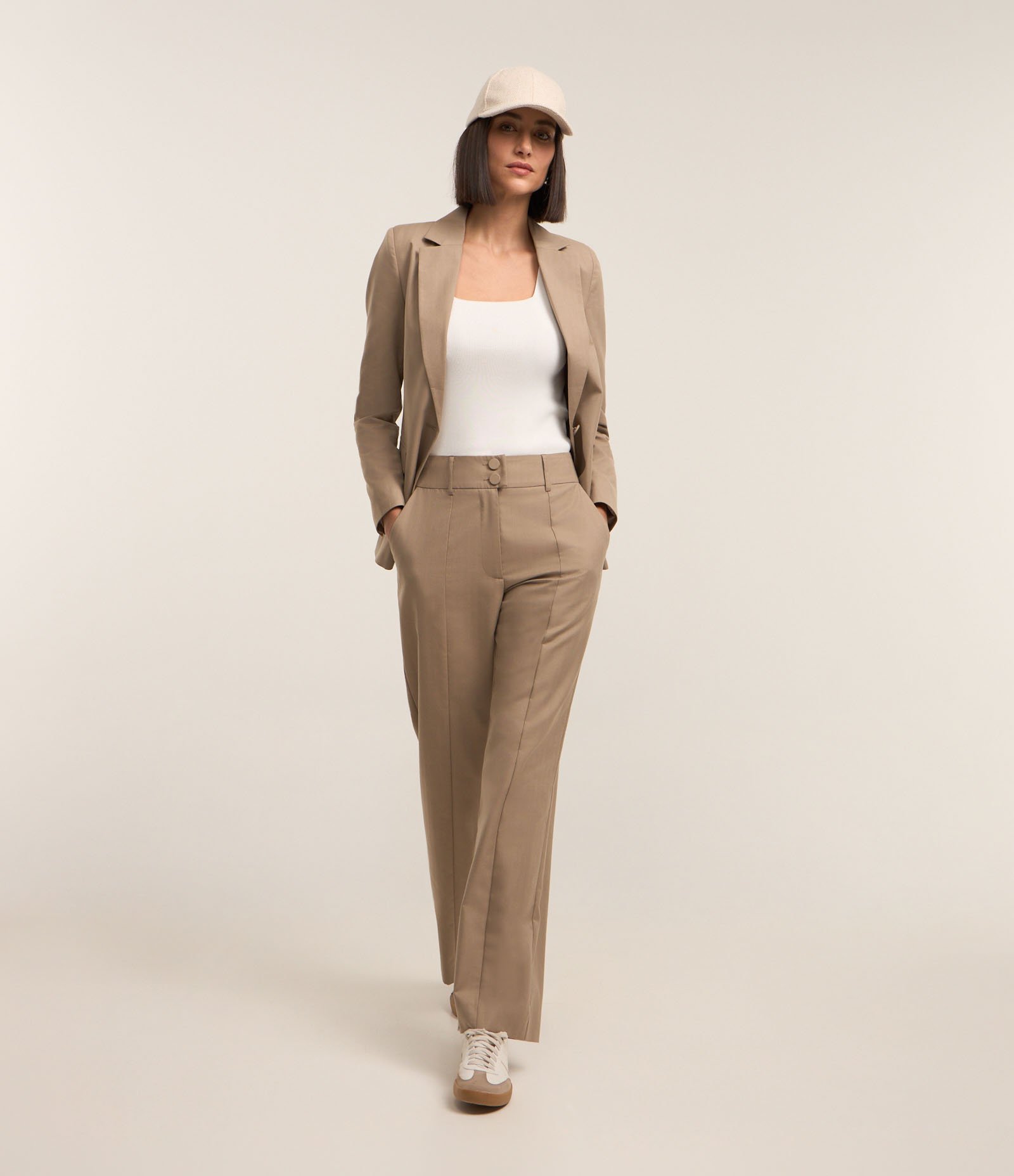 Calça Reta Alfaiatada com Fechamento Frontal no Cós Bege 2