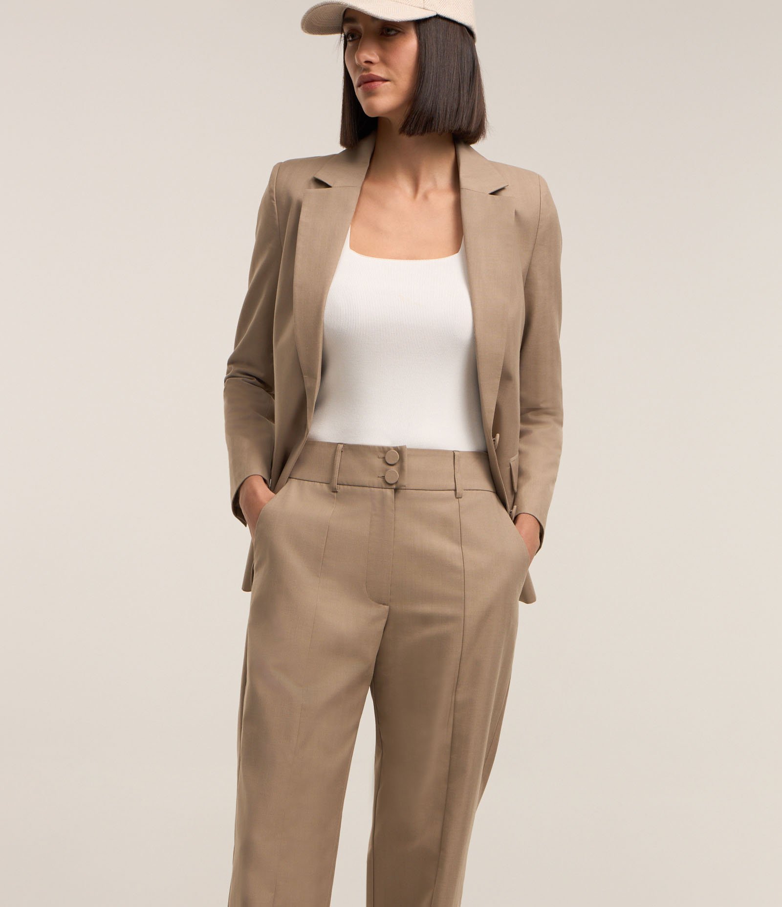 Calça Reta Alfaiatada com Fechamento Frontal no Cós Bege 3