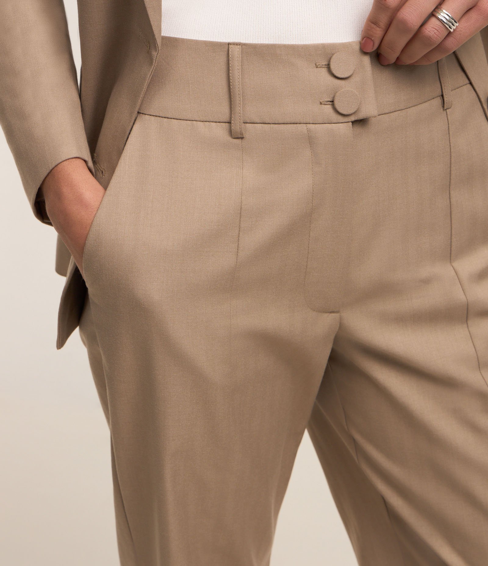 Calça Reta Alfaiatada com Fechamento Frontal no Cós Bege 4