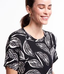 Blusa em Viscose com Estampa Folhagem