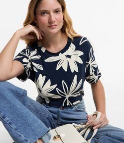 Blusa em Viscose com Estampa Floral Contrastante