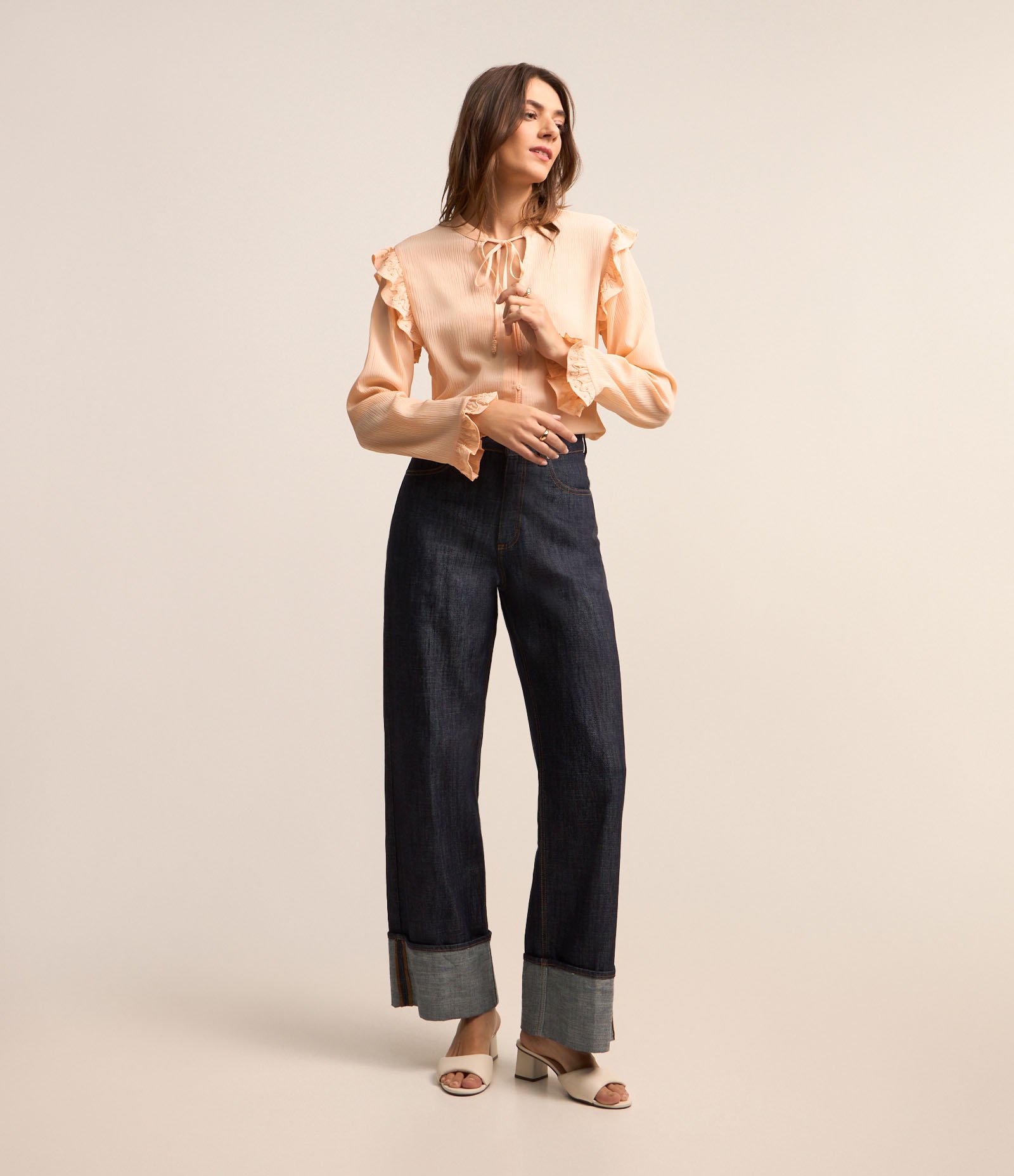 Camisa em Chiffon com Amarração na Gola e Babados no Punho e Ombro Laranja Pessêgo 2