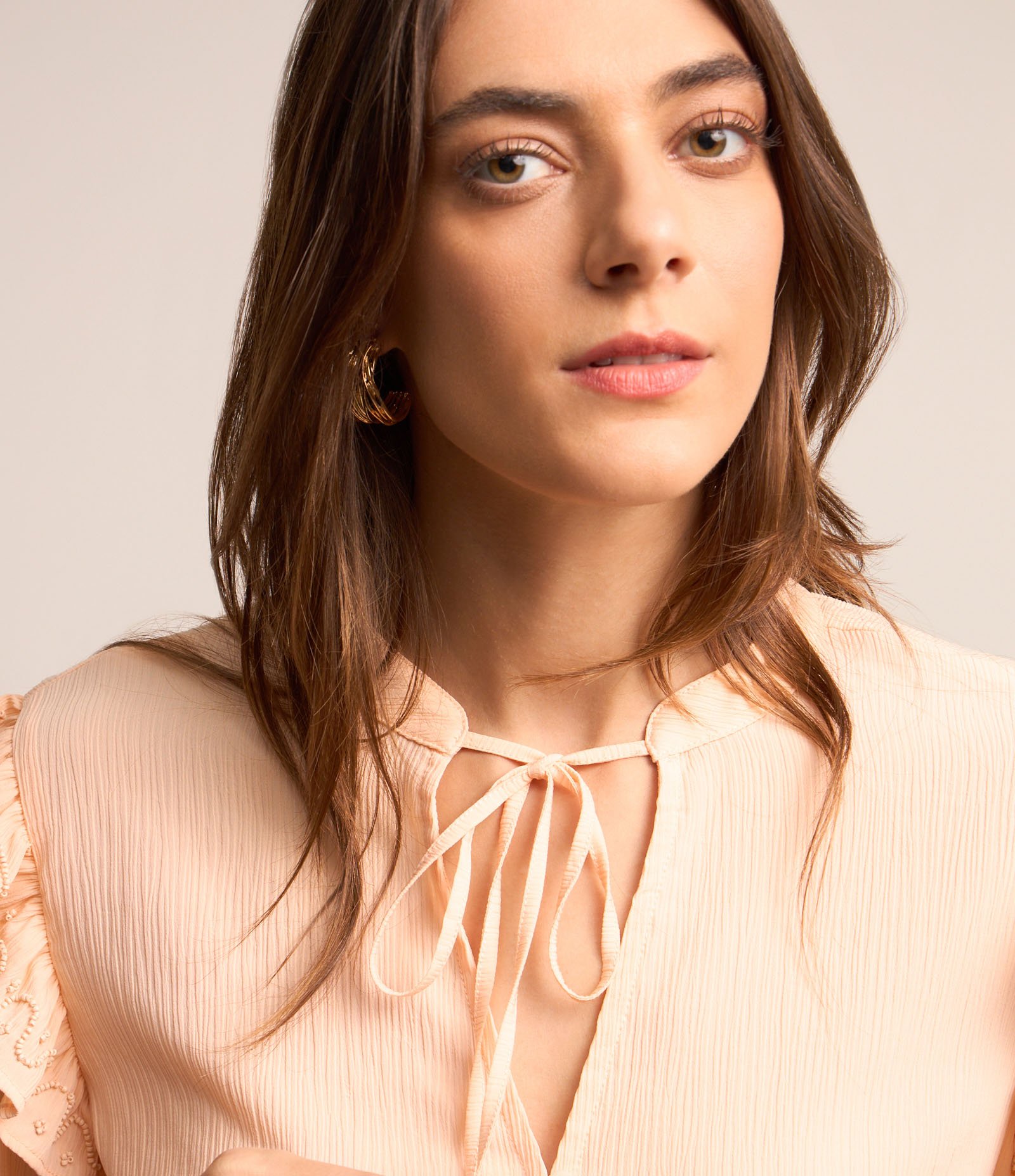 Camisa em Chiffon com Amarração na Gola e Babados no Punho e Ombro Laranja Pessêgo 3