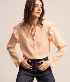 Camisa em Chiffon com Amarração na Gola e Babados no Punho e Ombro